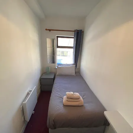 Crescent Close Apartment *